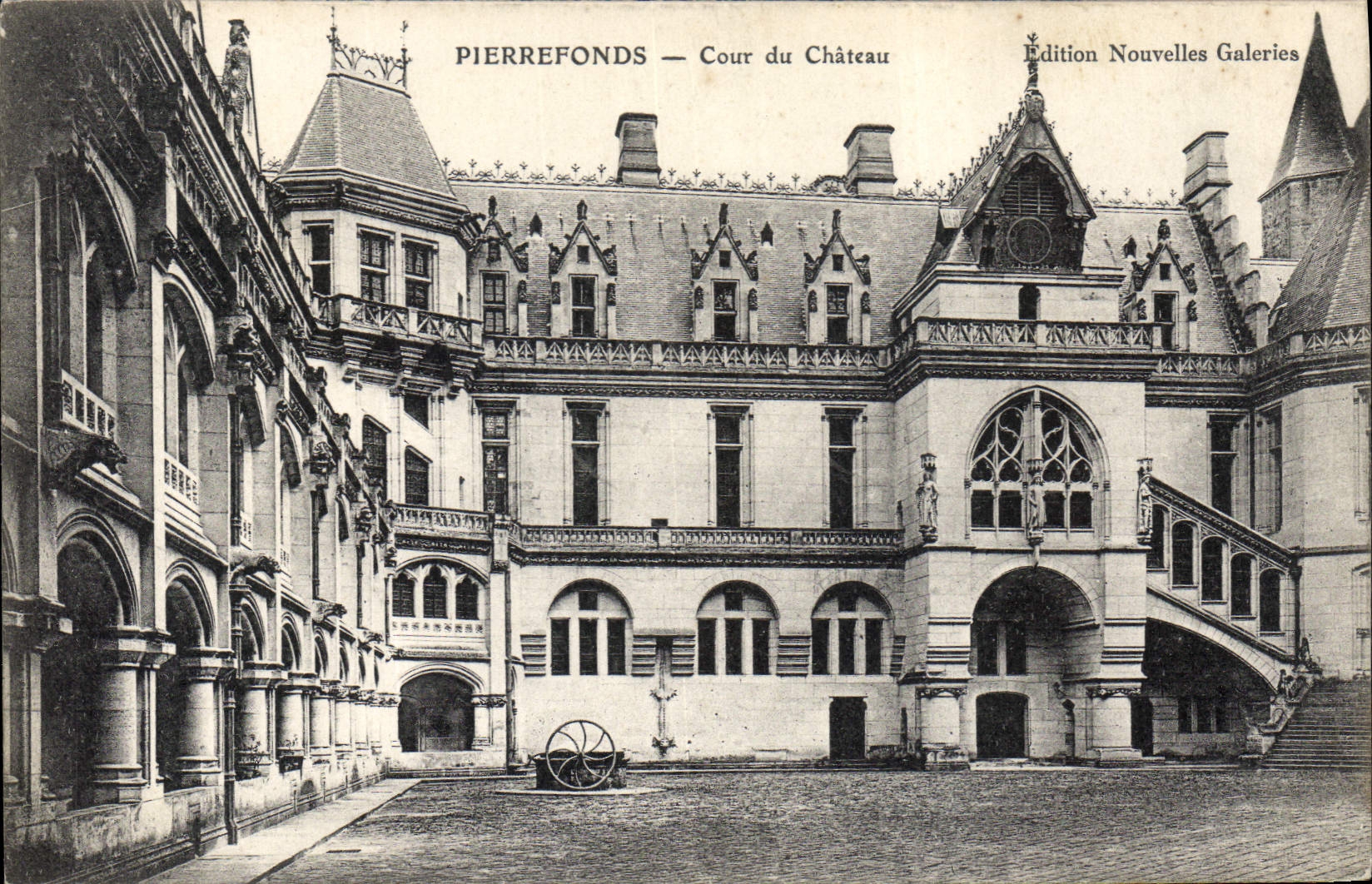 CPA Pierrefonds Cour du Chateau 