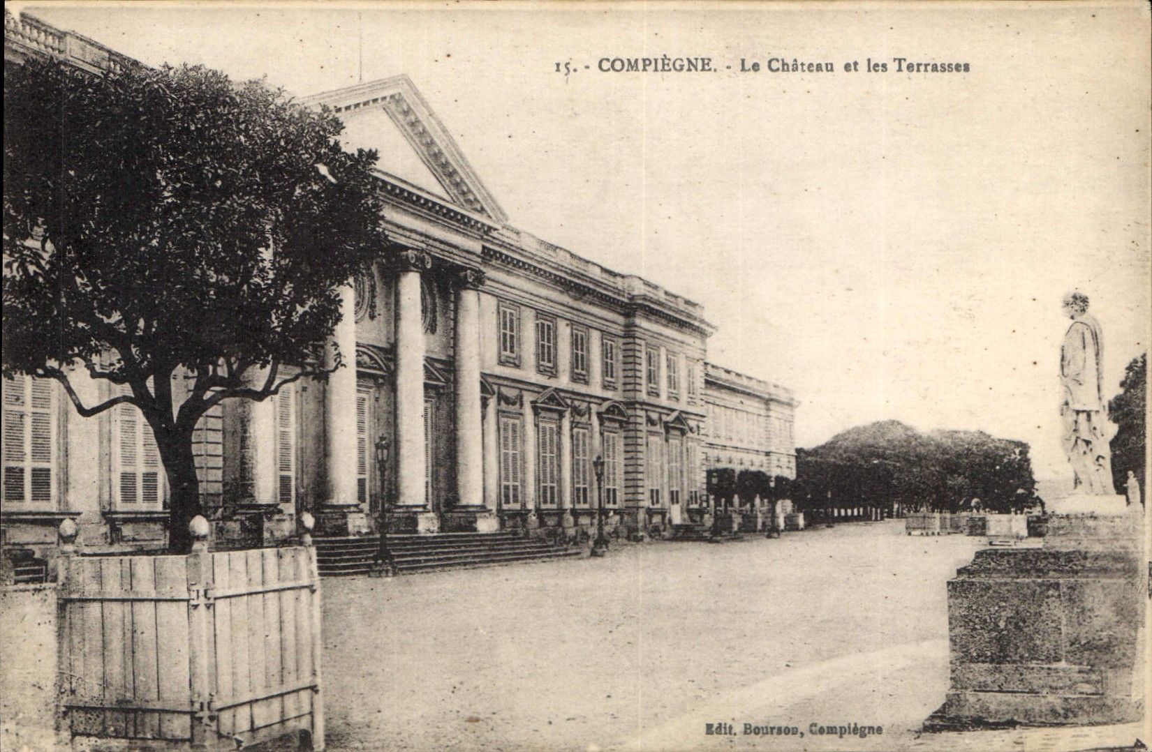 CPA Compiegne Le Chateau et les Terrases 