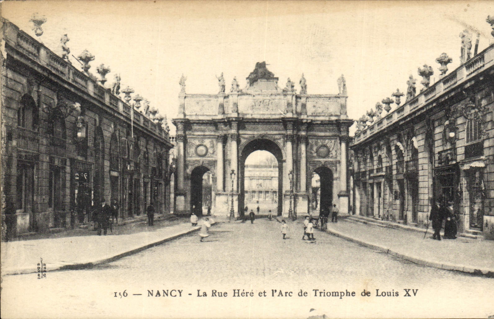 CPA Nancy La Rue Here et l'Arc de Triomphe de Louis XV 