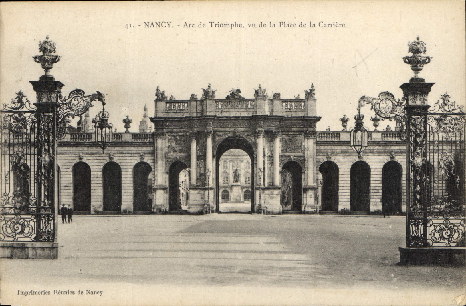 CPA Lyon Arc de Triomphe vu de la Place de la Carriere