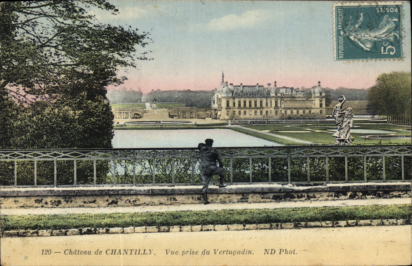 CPA Chateau de Chantilly Vue prise du Vertugadin