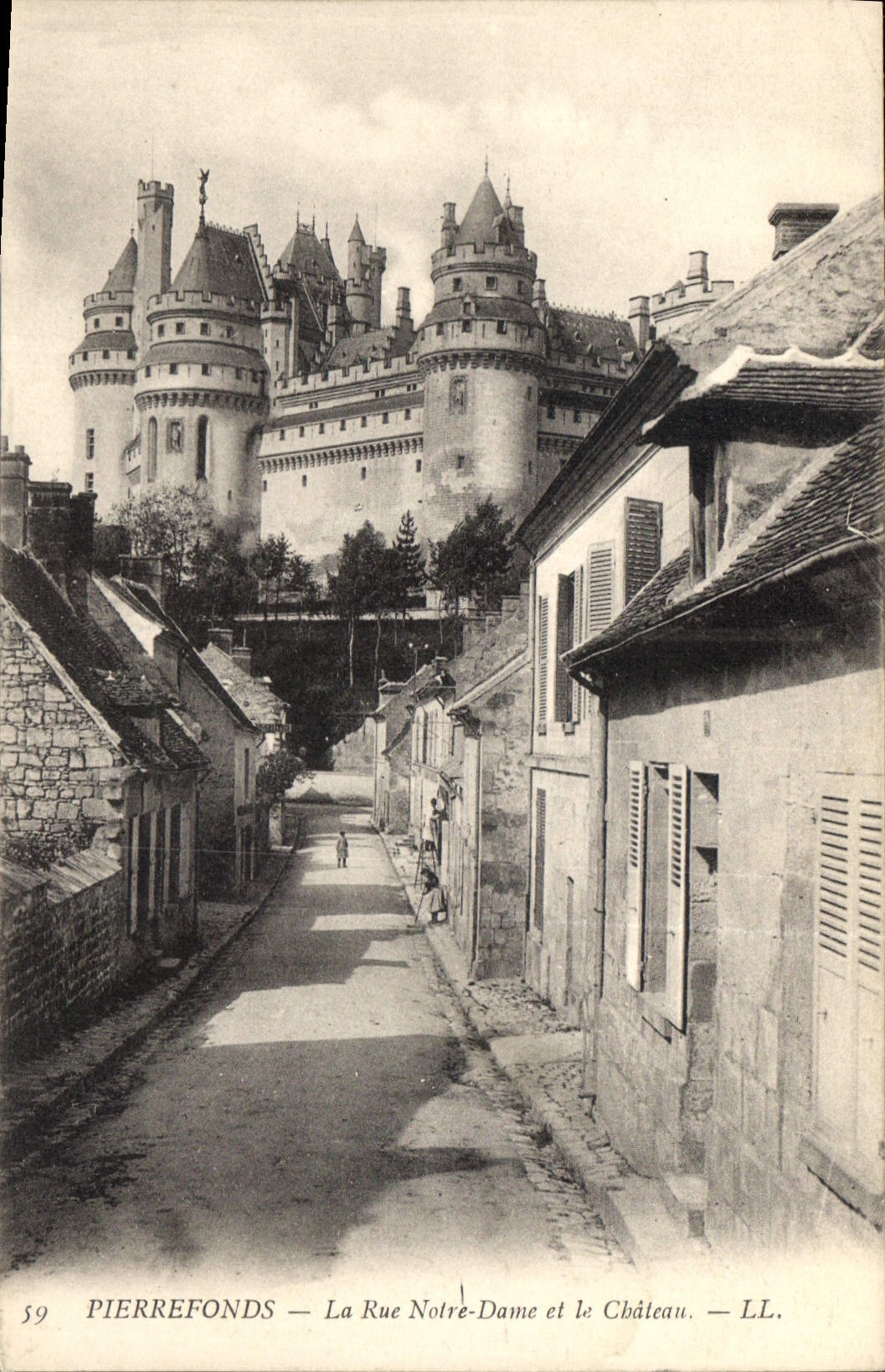 CPA Pierrefonds La Rue Notre Dame et le Chateau