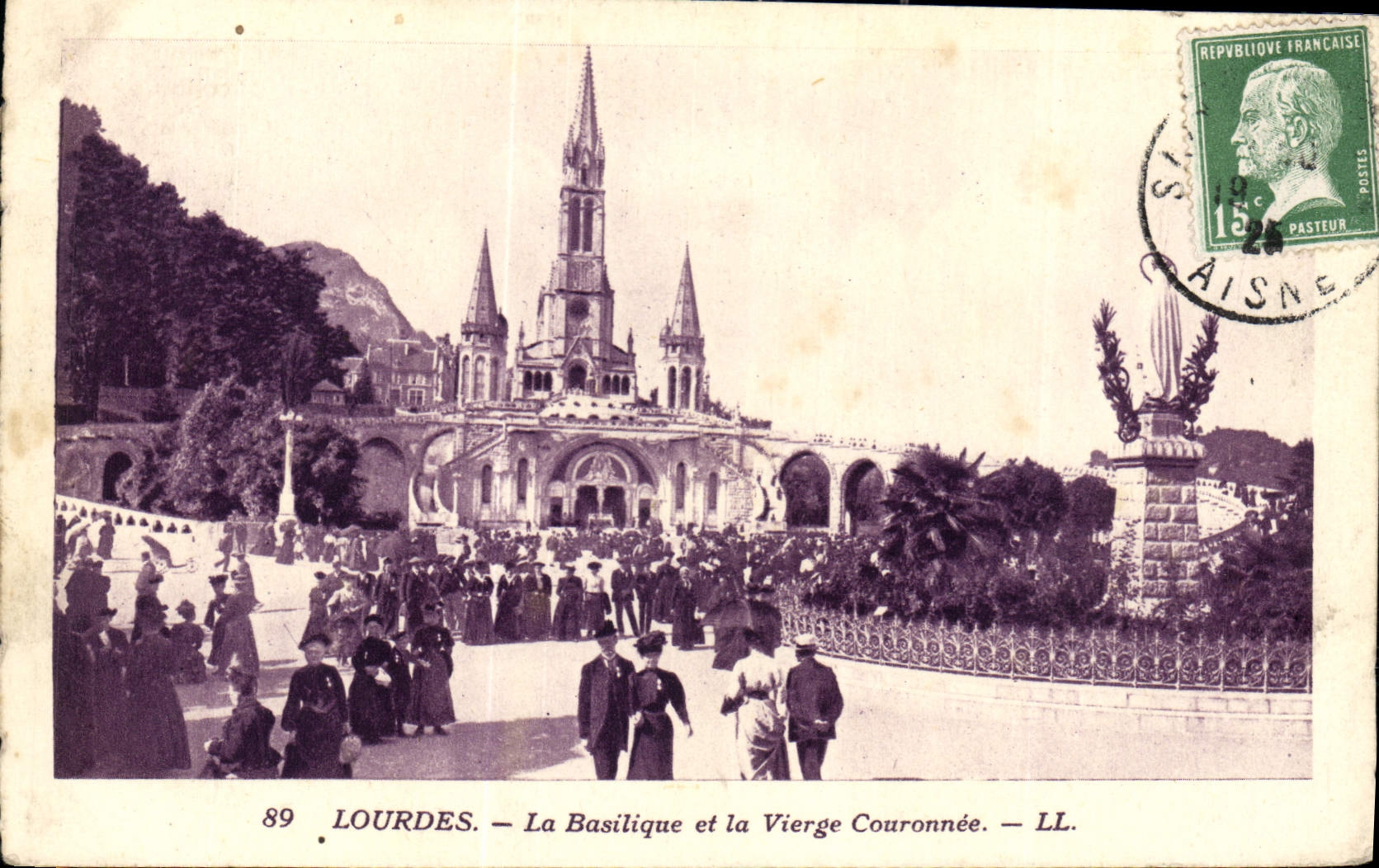 CPA Lourdes La Basilique et la Vierge Couronnee 