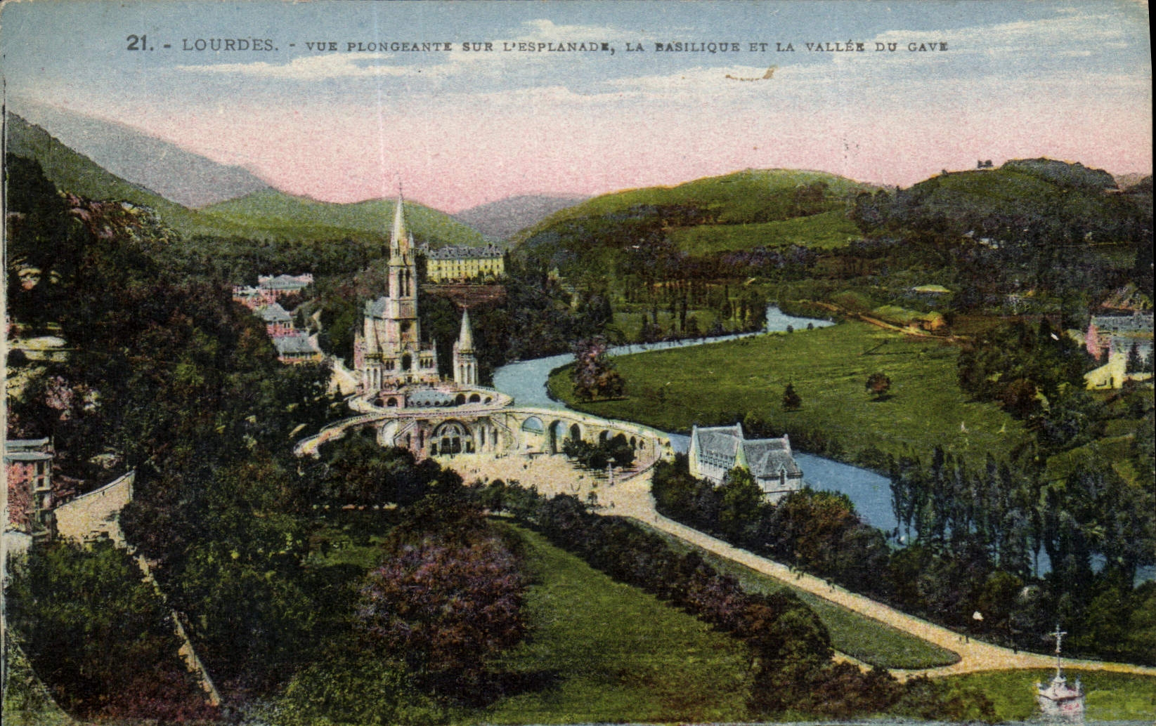 CPA Lourdes Vue Plongeante sur l'Esplanade La Basilique et la Vallee du Gave 
