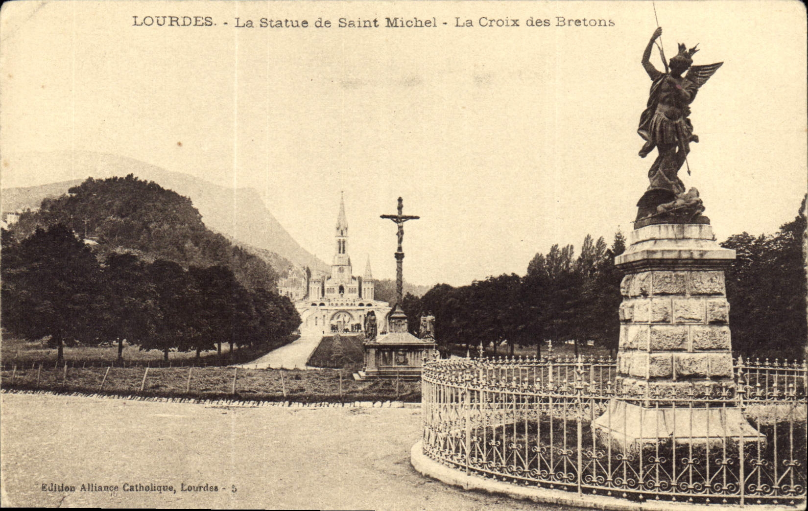 CPA Lourdes La Statue de Saint Michel La Croix des Bretond 