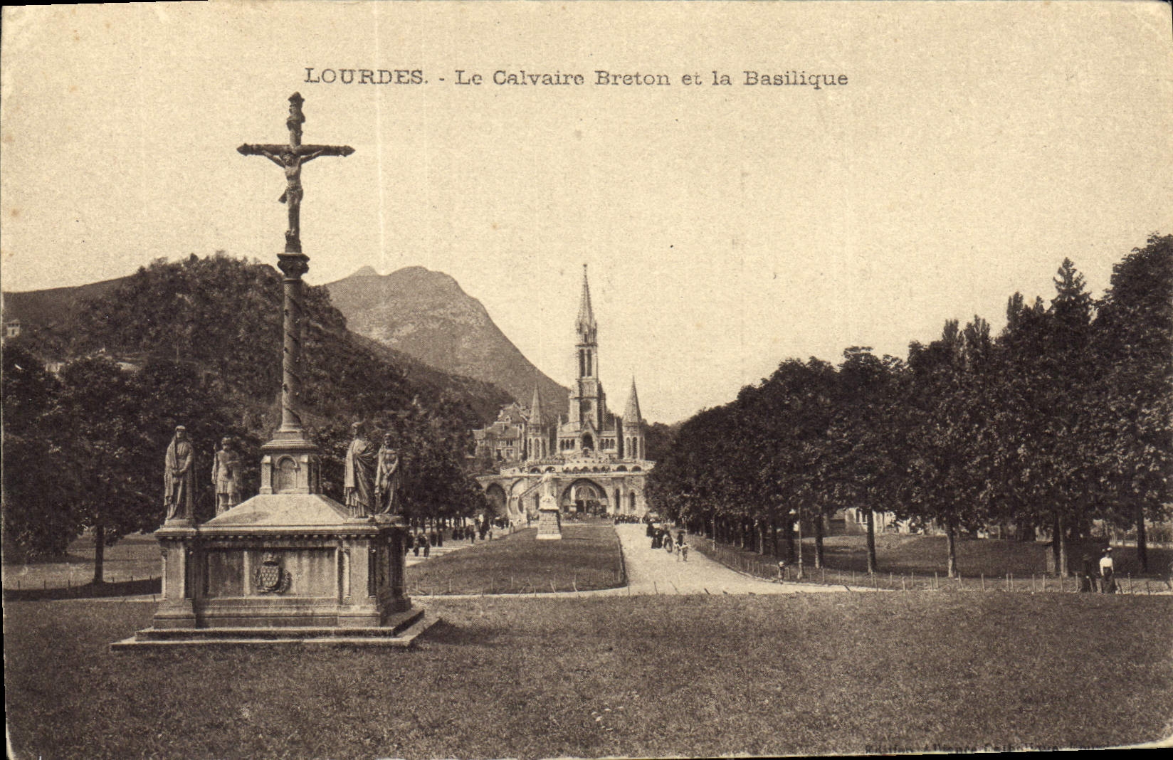 CPA Lourdes Le Calvaire Breton et la Basilique 