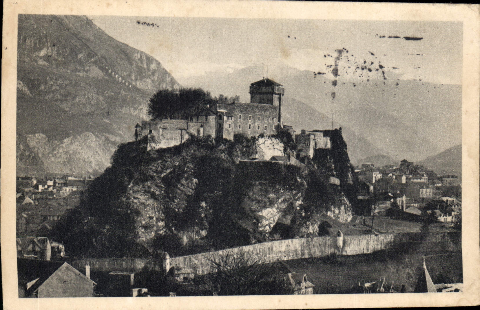 CPA Lourdes Le Chateau Fort et les Montagnes 
