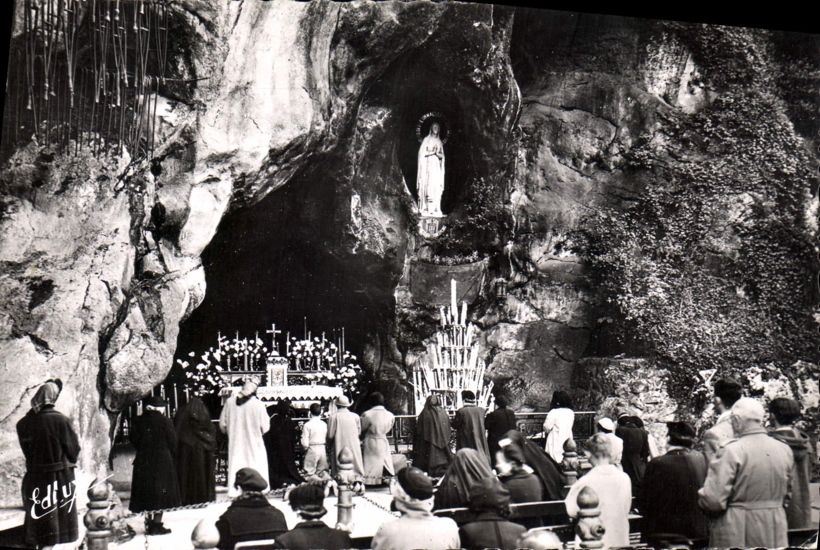 CPA Lourdes La Grotte Miraculeuse 