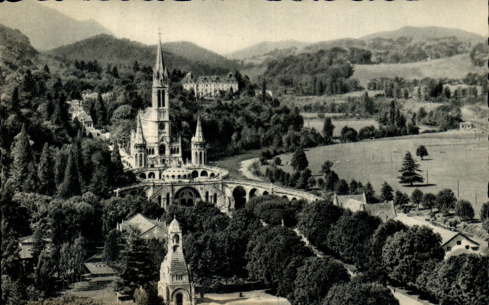 CPA Lourdes La Basilique vue du Chateau Fort 