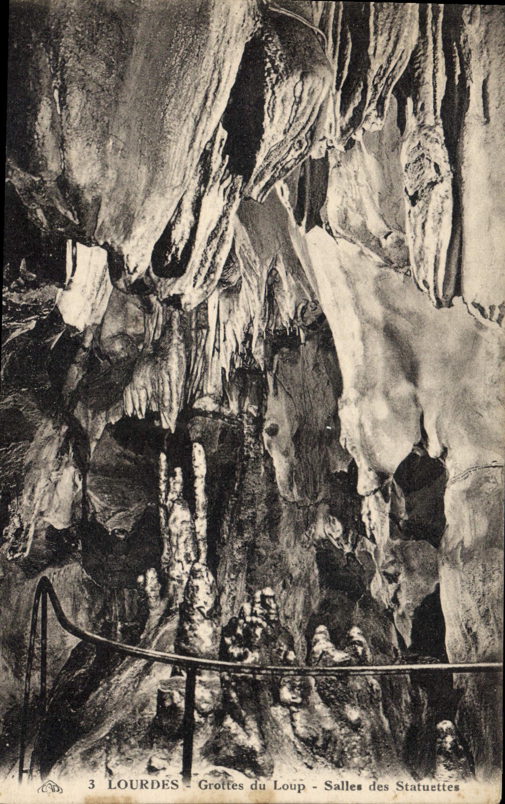 CPA Lourdes Grottes du Loup Salles des Statuettes 