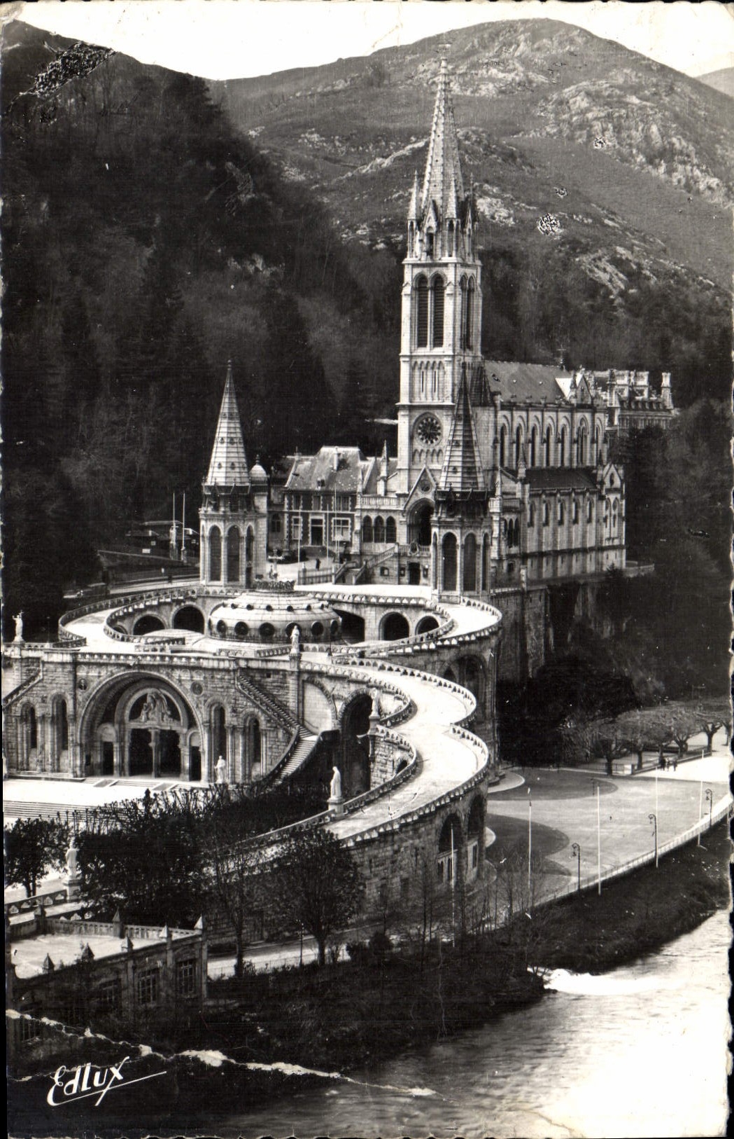 CPA Lourdes La Basilique et le Gave 