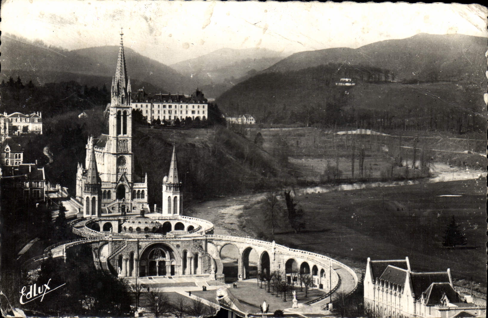 CPA Lourdes La Basilique vue du Chateau Fort 