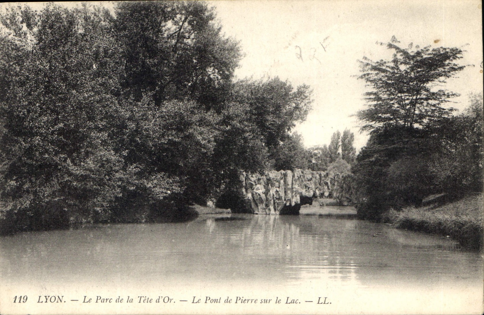 CPA Lyon Le Parc de la Tete d'Or Le Pont de Pierre sur le Lac