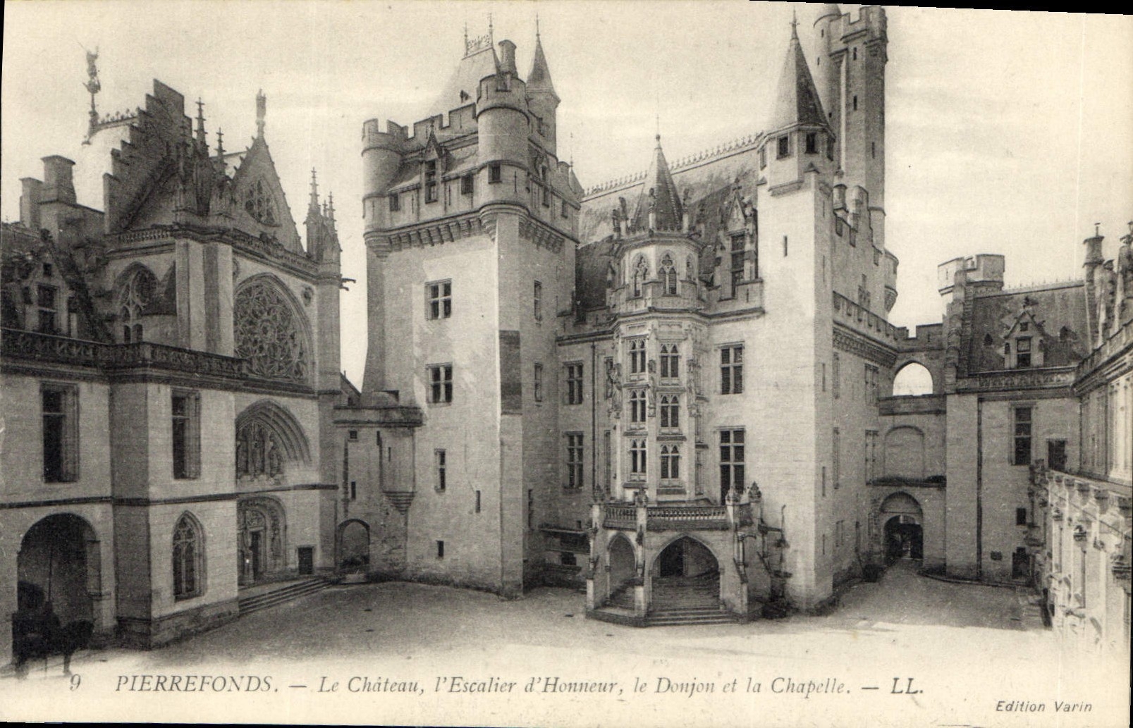 CPA Pierrefonds Le Chateau l'Escalier d'Honneur le Donjon et la Chapelle