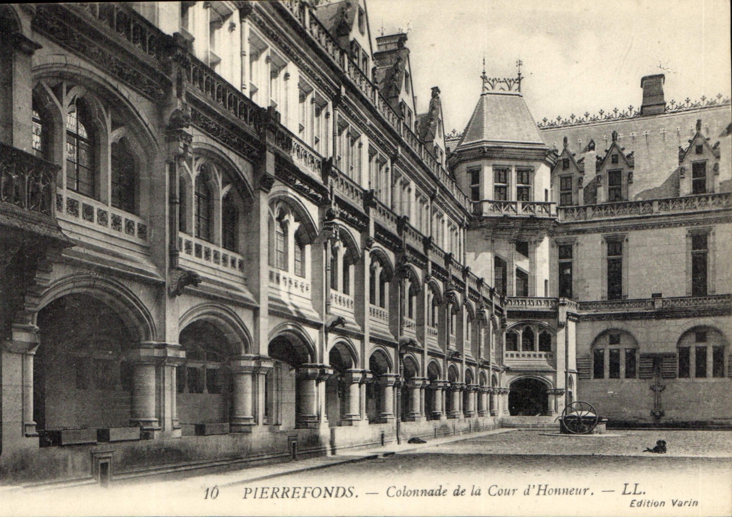 CPA Pierrefonds Colonnade de la Cour d'Honneur