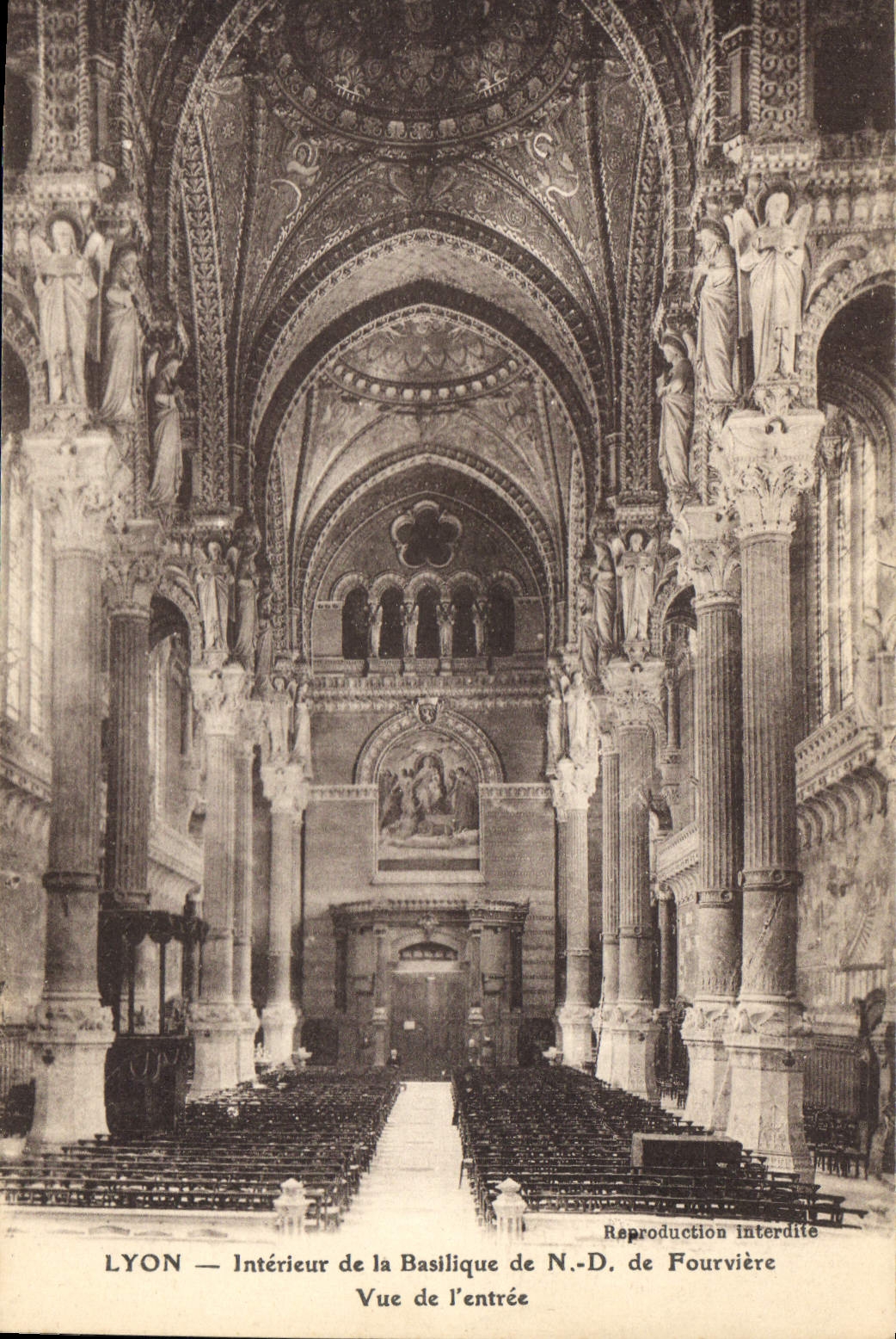 CPA Lyon Interieur de la Basilique de ND de Fourviere Vue de l'Entree