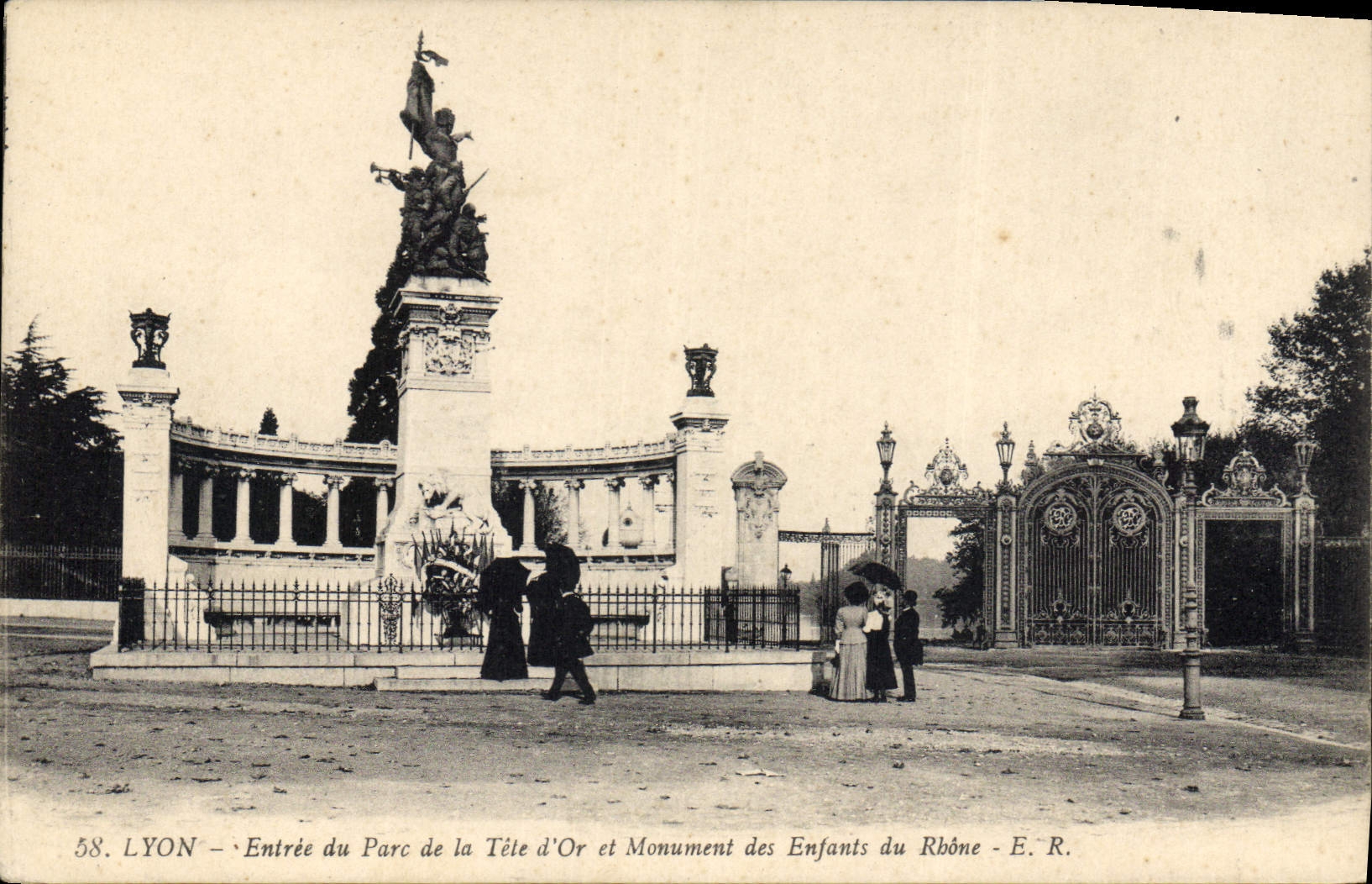 CPA Lyon Entree du Parc de la Tete d'Or et Monument des Enfants du Rhone