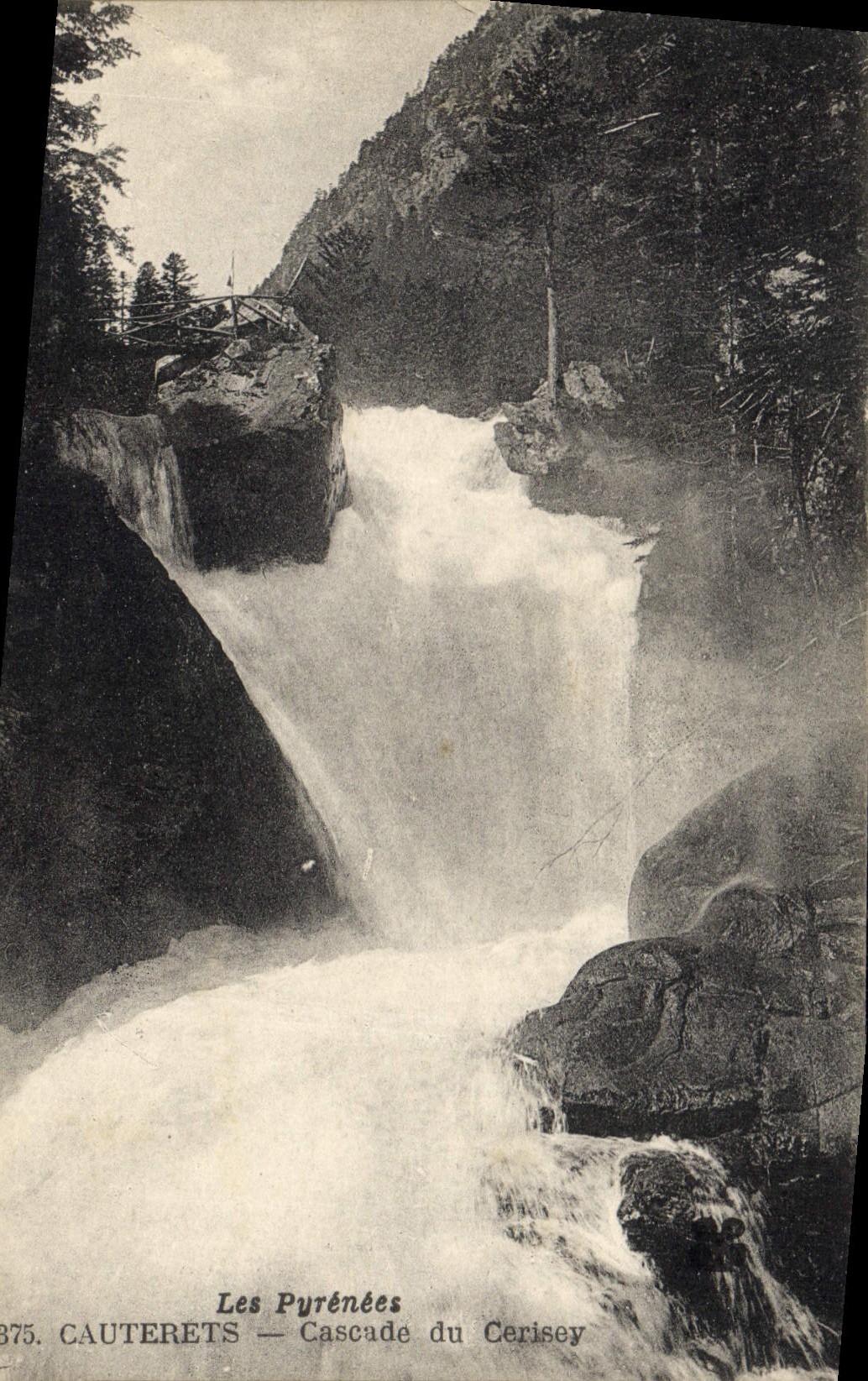 CPA Les Pyrenees Cauterets Cascade du Cerisey