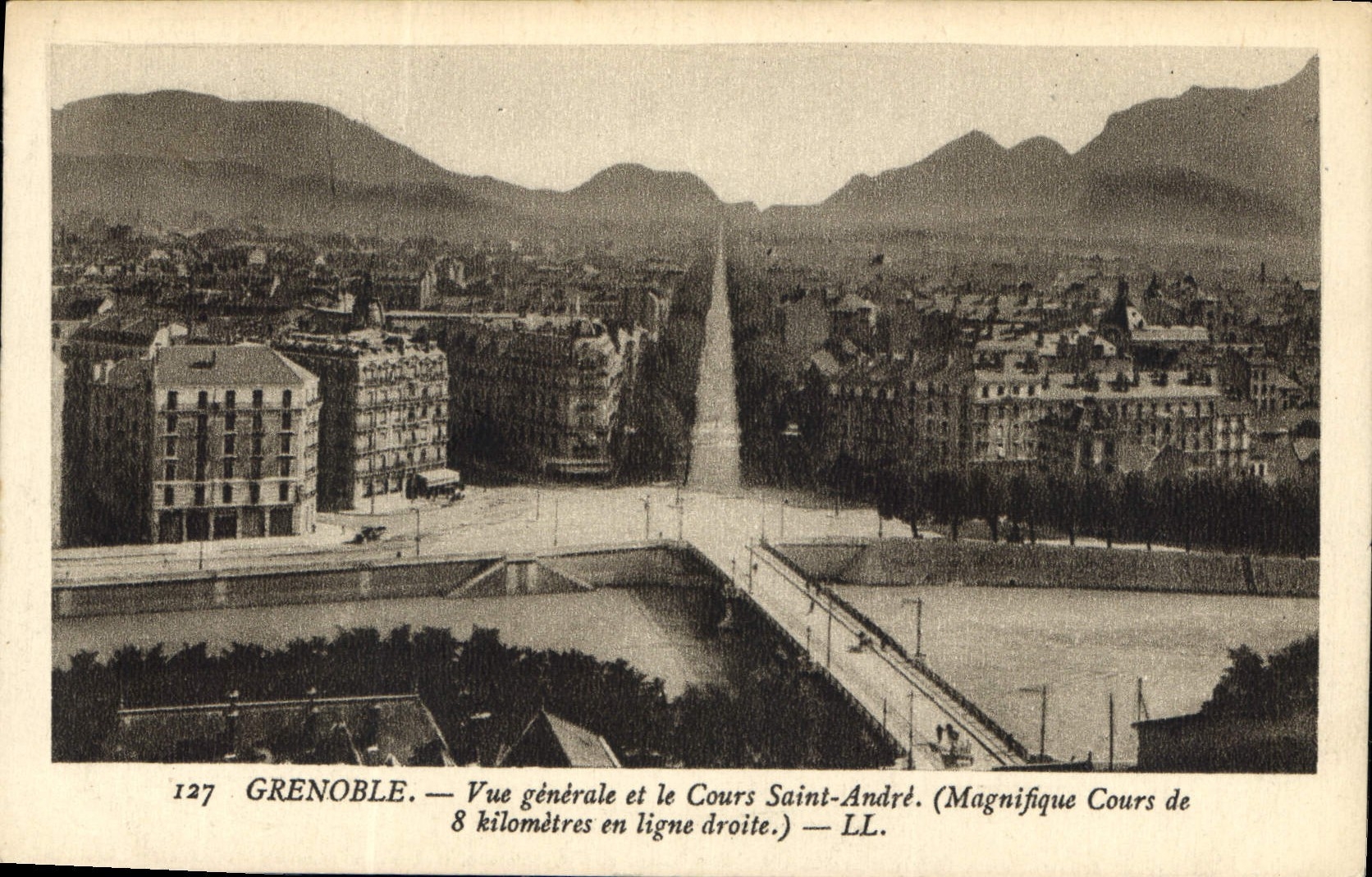 CPA Grenoble Vue generale et le Cours Saint Andre Magnifique Cours de 8 Kilometres en ligne droite 