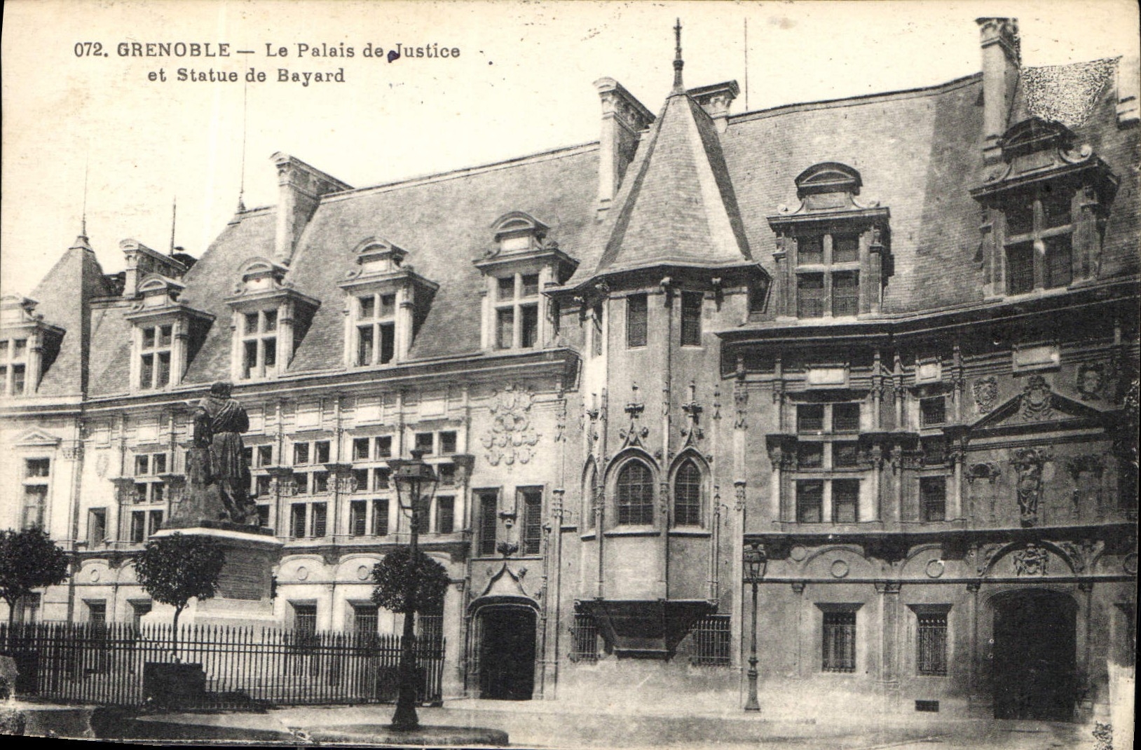 CPA Grenoble Le Palais de Justice et Statue de Bayard 