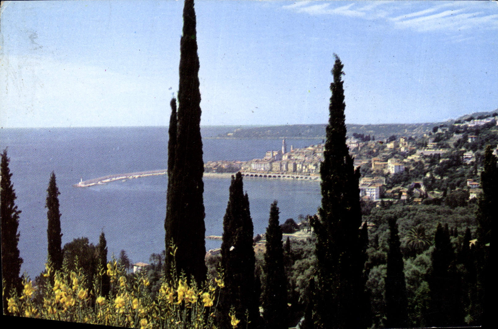 CPA Menton Vue generale sur la ville Au fond le Cap Martin