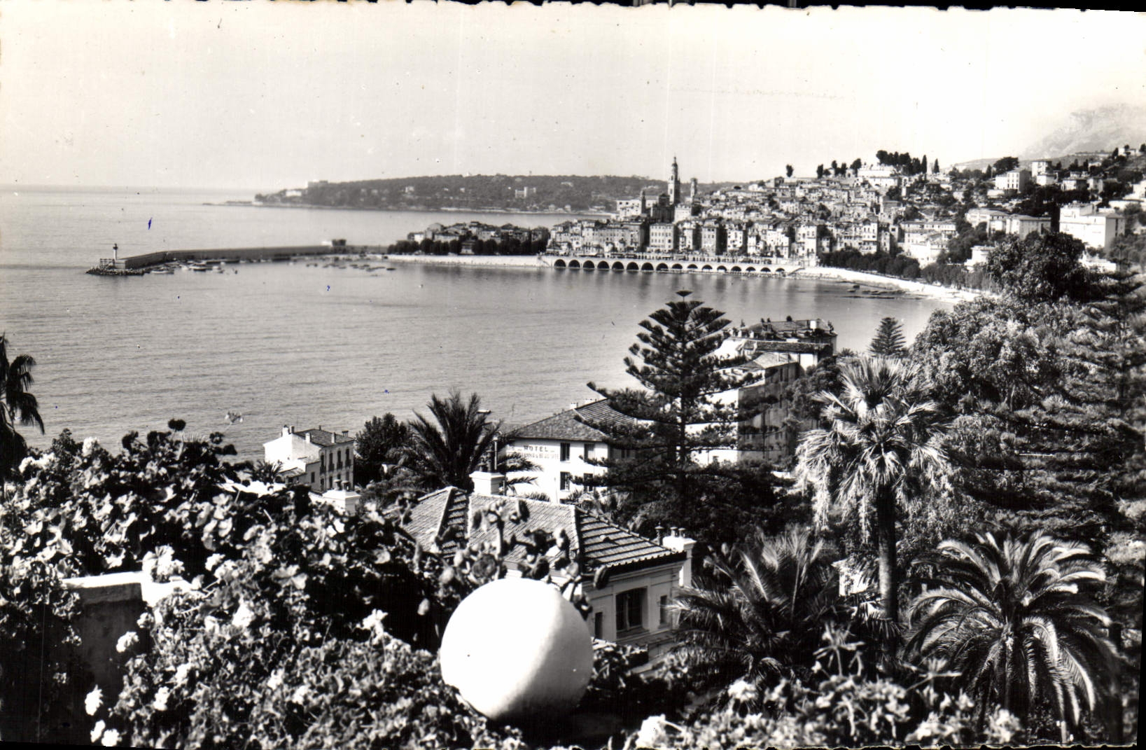 CPA Menton Vue generale Au fond le Cap Martin