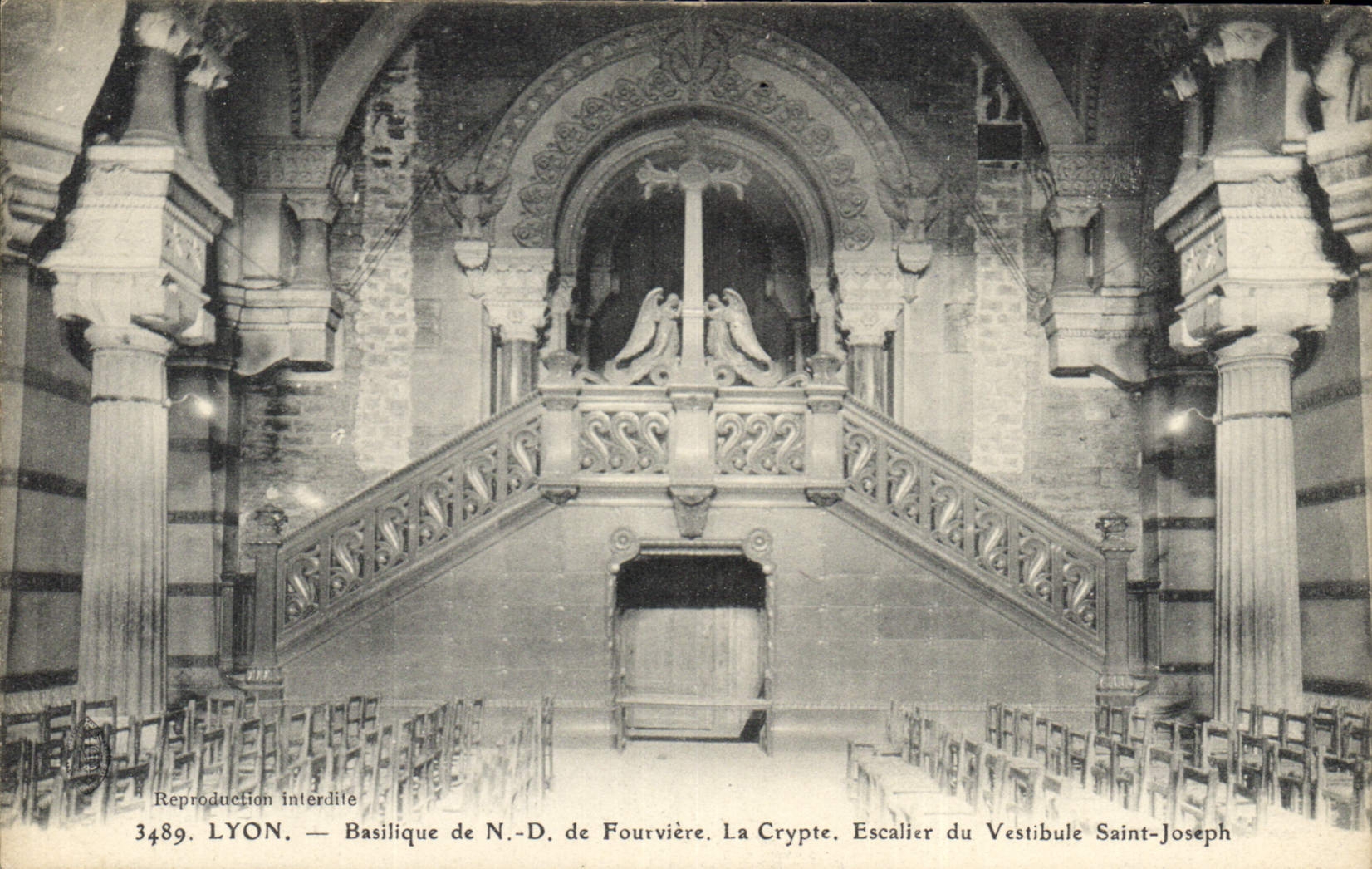 CPA Lyon Basilique de Notre Dame de Fourviere La Crypte Escalier du Vestibule Saint Joseph