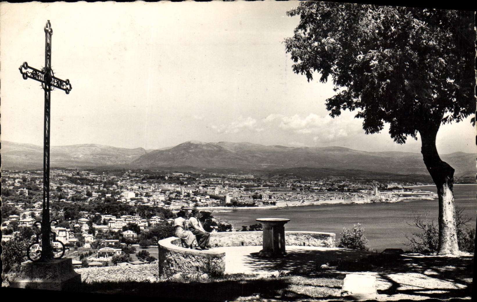 CPA La Garoupe La table d'orientation Vue panoramique sur Antibes Au fond la chaine des Alpes 