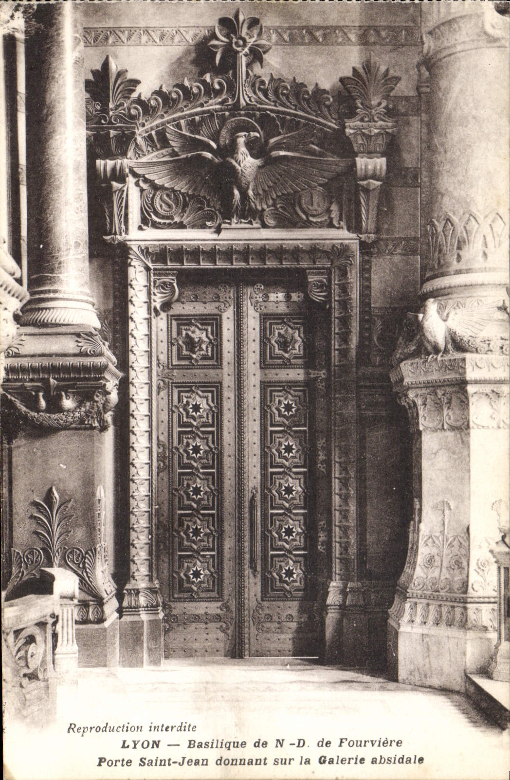 CPA Lyon Basilique de ND de Fourviere Porte Saint Jean donnant sur la Galerie absidale