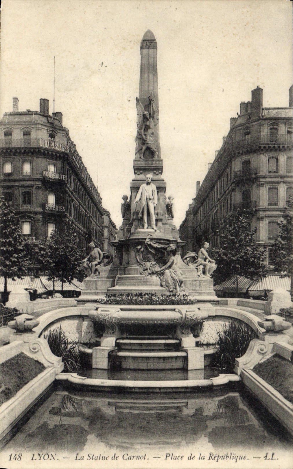 CPA Lyon La Statue de Carnot Place de la Republique