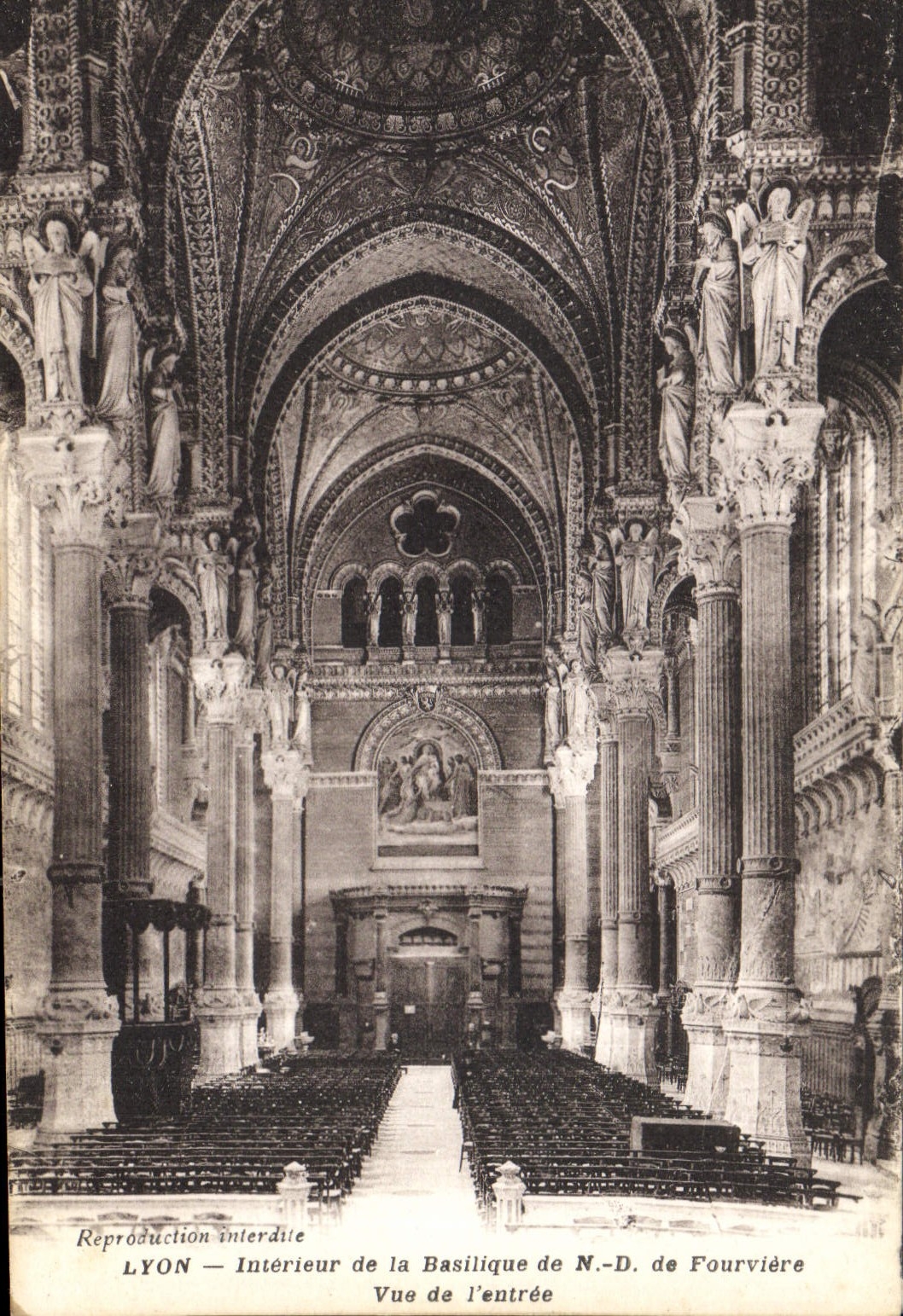 CPA Lyon Interieur de la Basilique de ND de Fourviere Vue de l'entree