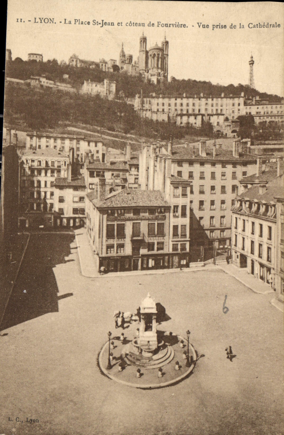 CPA Lyon La Place St Jean et coteau de Fourviere Vue prise de la Cathedrale