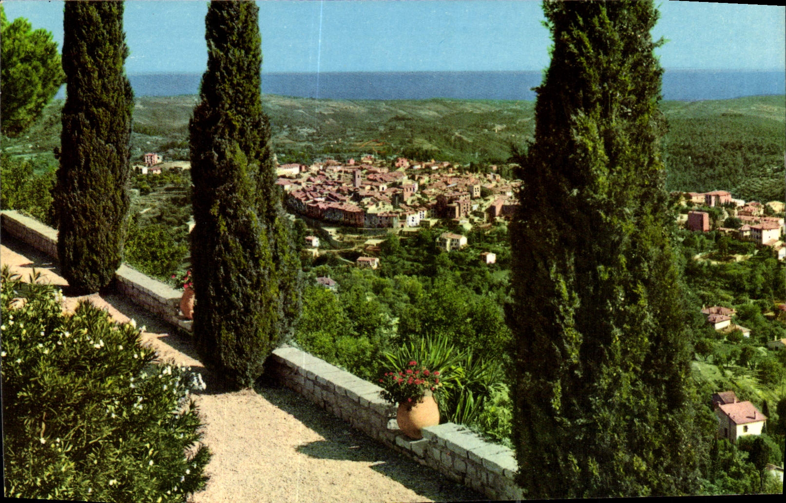 CPA Cote d'Azur Vence la Jolie Vue generale au fond la Mediterranee 