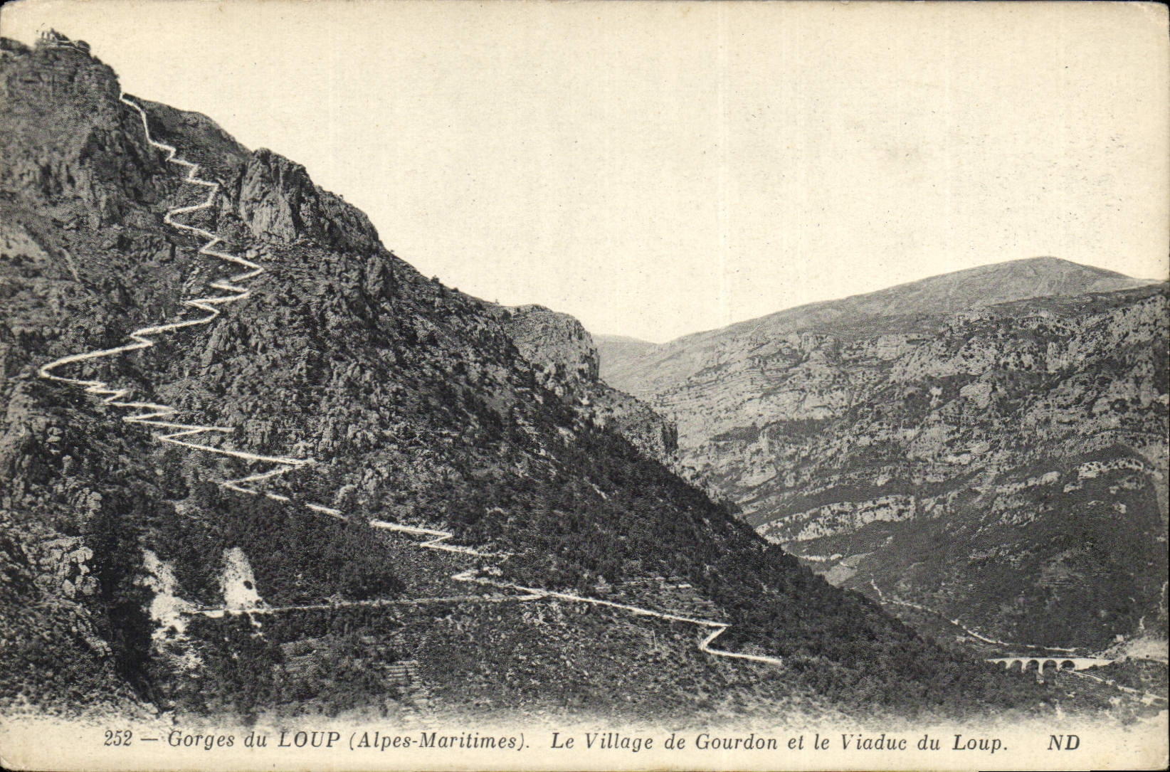 CPA Gorges du Loup Alpes Maritimes Le Village de Gourdon et le Viaduc du Loup