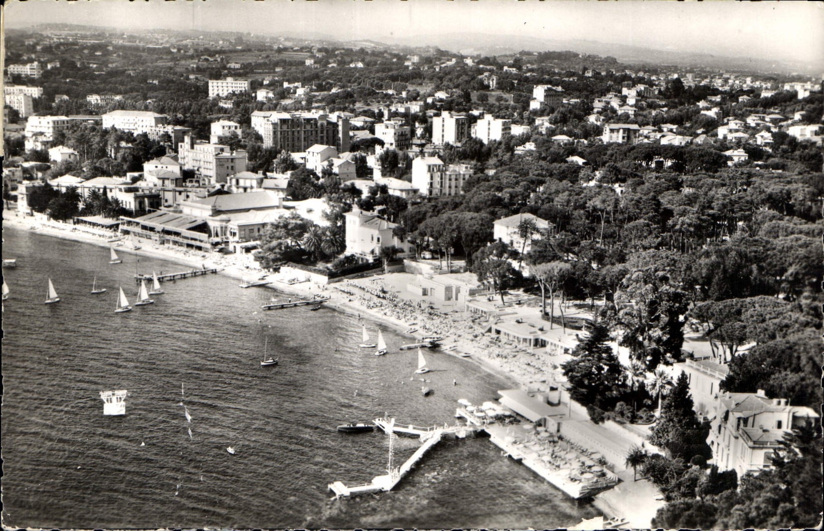 CPA Juan les Pins AM La Plage et la pinede a gauche le Casino 