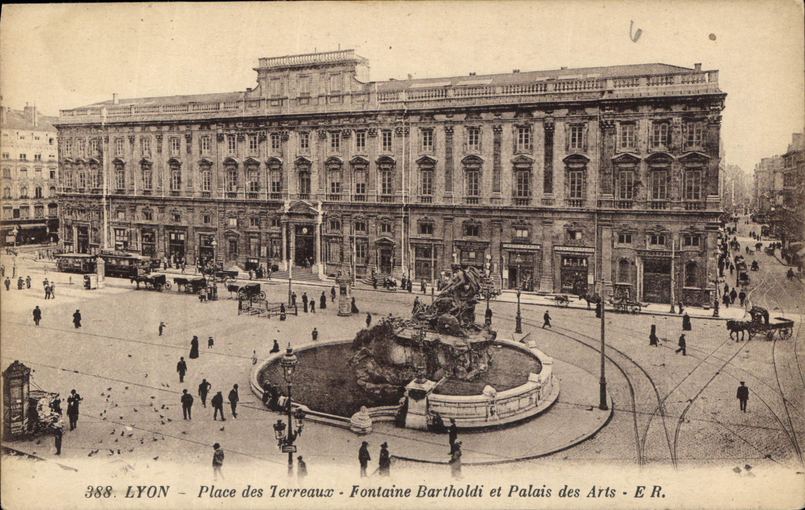 CPA Lyon Place des Terreaux Fontaine Bartholdi et Palais des Arts
