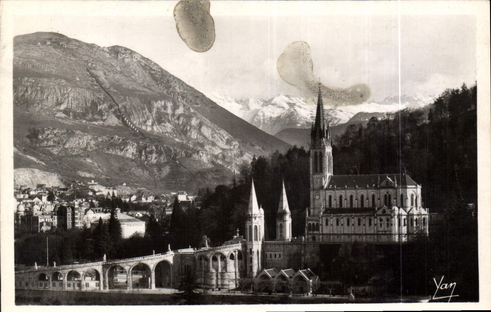 CPA Lourdes La Basilique et les Montagnes 