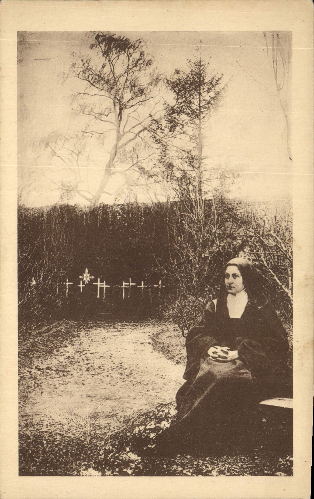 CPA Ste Therese de l'Enfant Jesus assise dans le jardin du Carmel