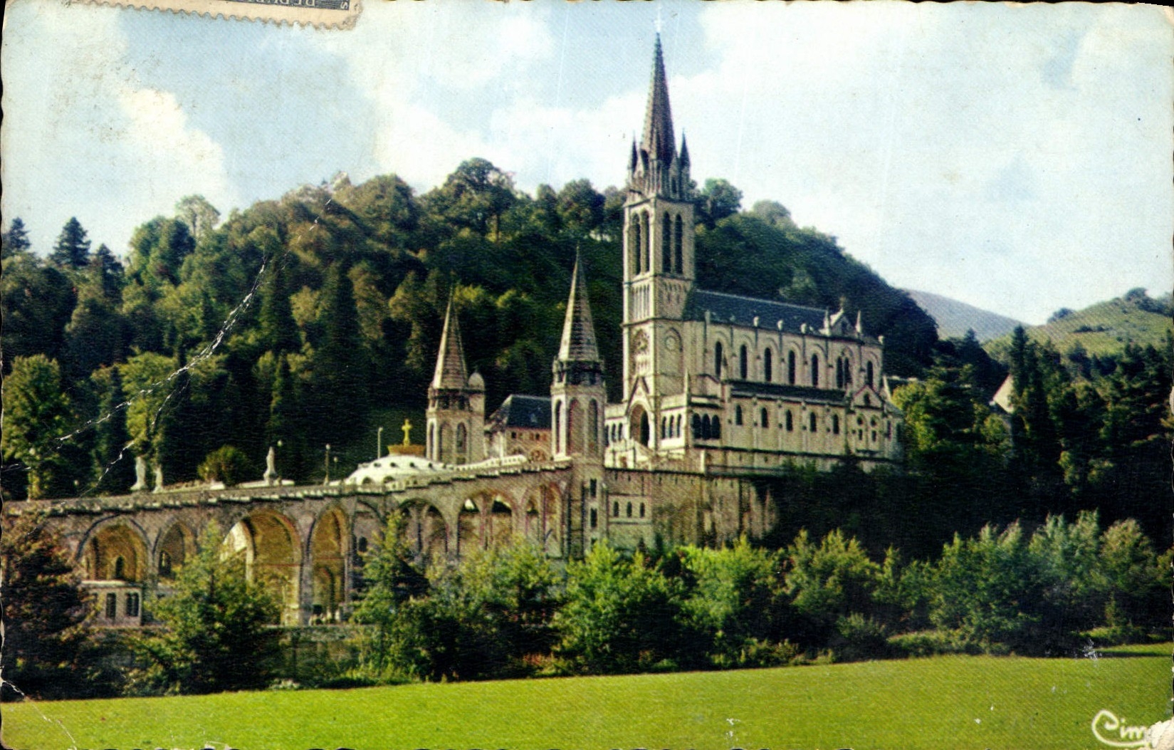 CPA Lourdes Htes Pyr La Basilique de profil cote Grotte 