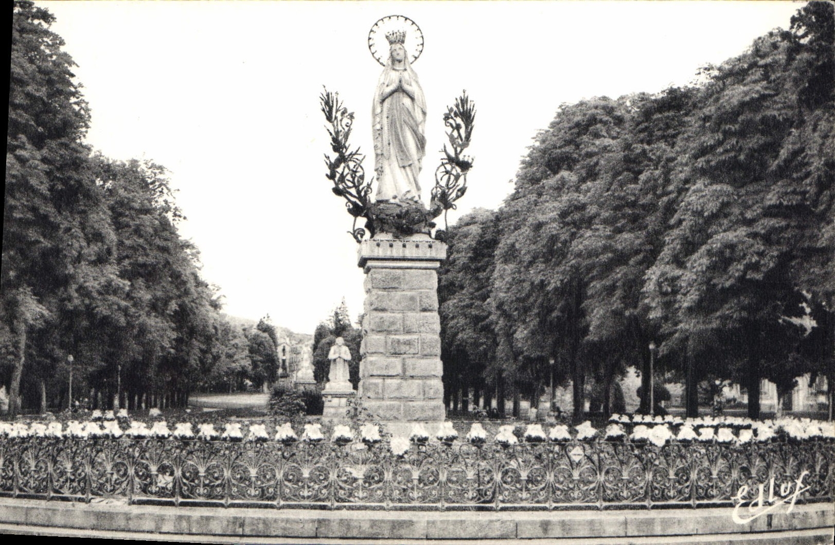 CPA Lourdes La Vierge Couronnee 