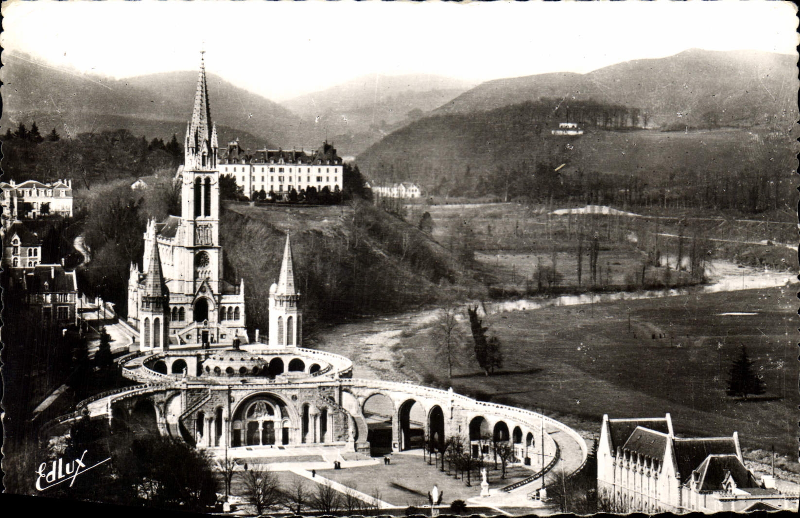 CPA Lourdes La Basilique vue du Chateau Fort 