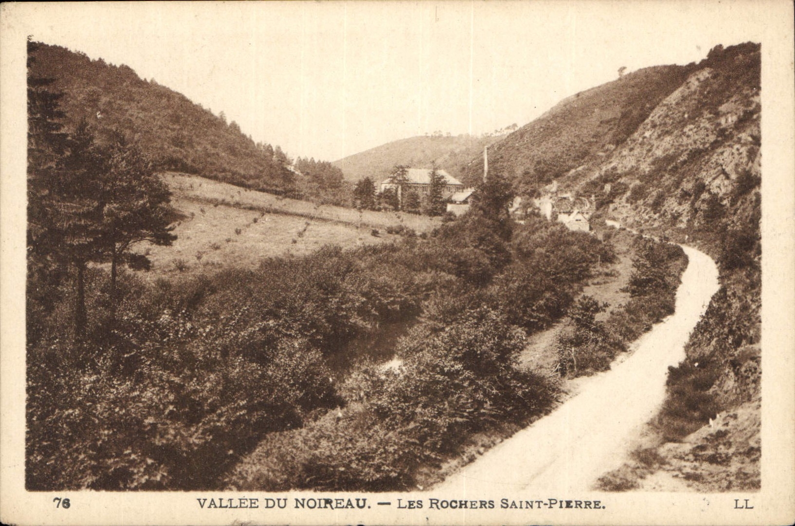 CPA Vallee du Noireau Les Rochers Saint Pierre