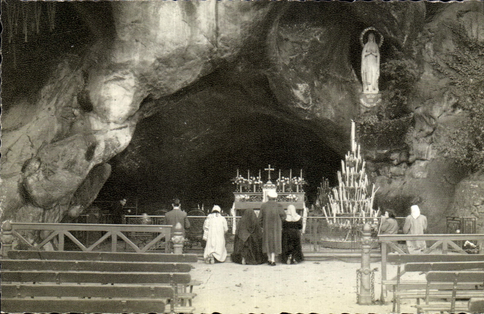 CPA Lourdes La Grotte Miraculeuse 