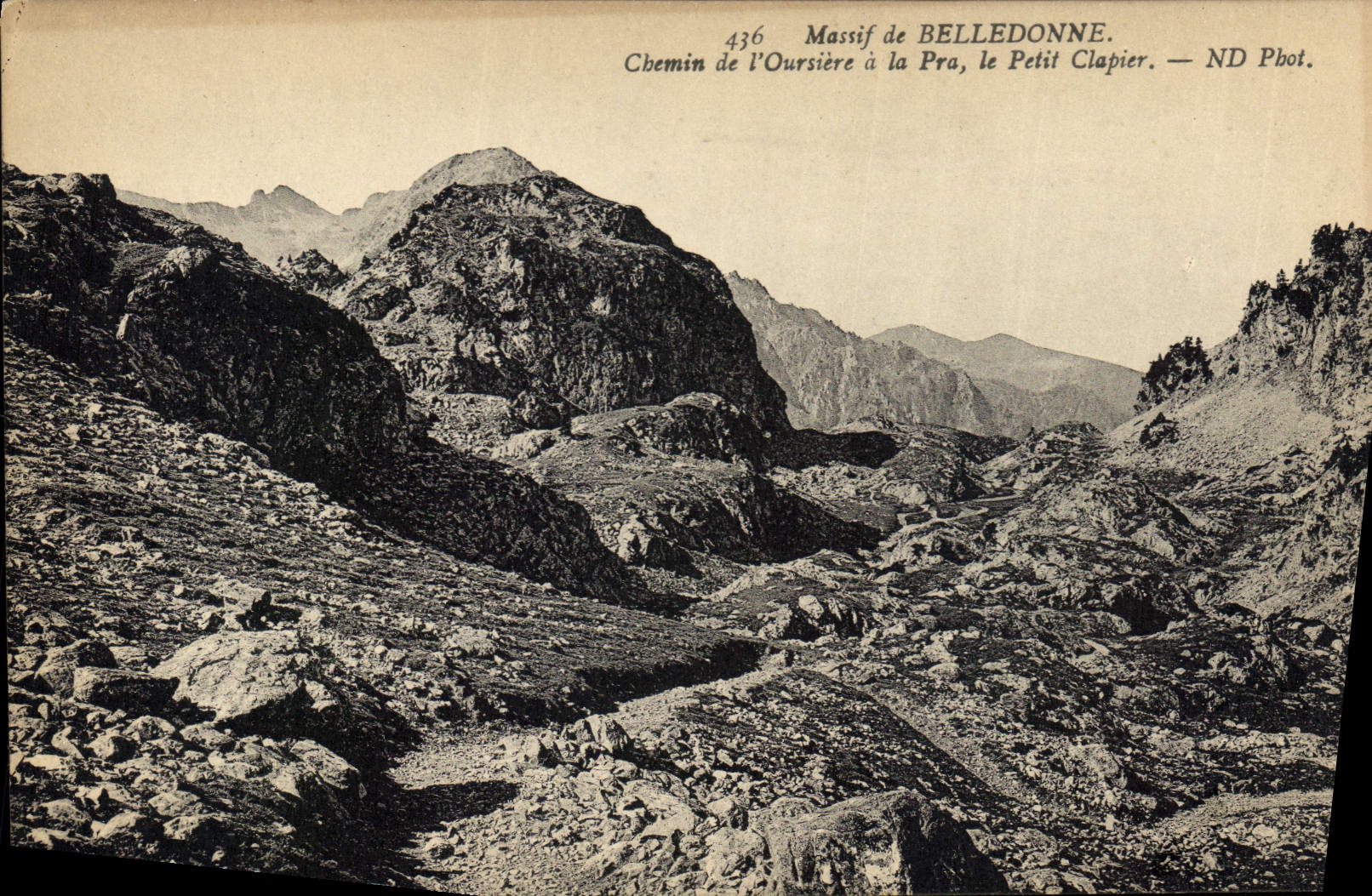 CPA Massif de Belledonne Chemin de l'Oursiere a la Pra le Petit Clapier 