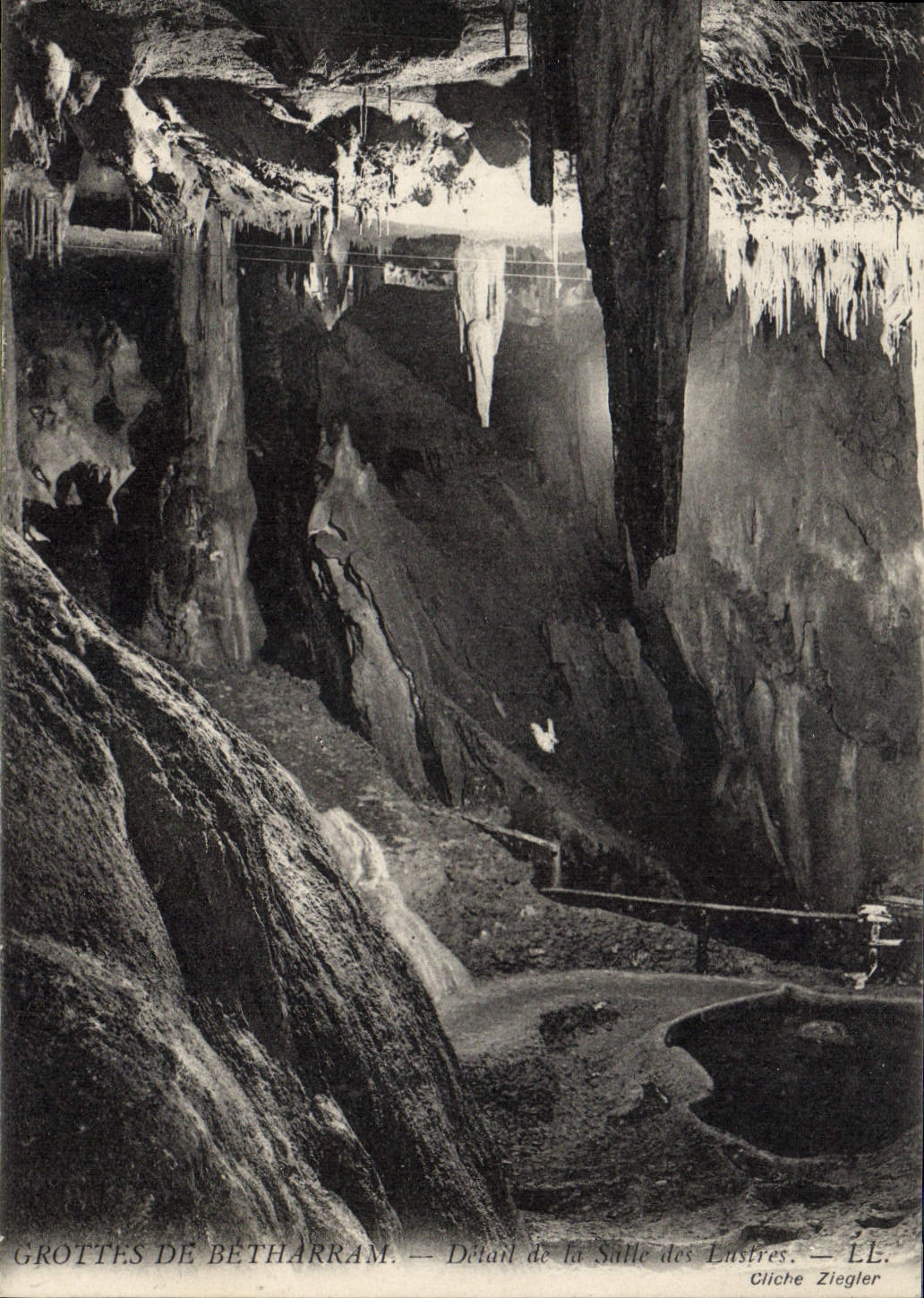 CPA Grottes de Betharram Detail de la Salle