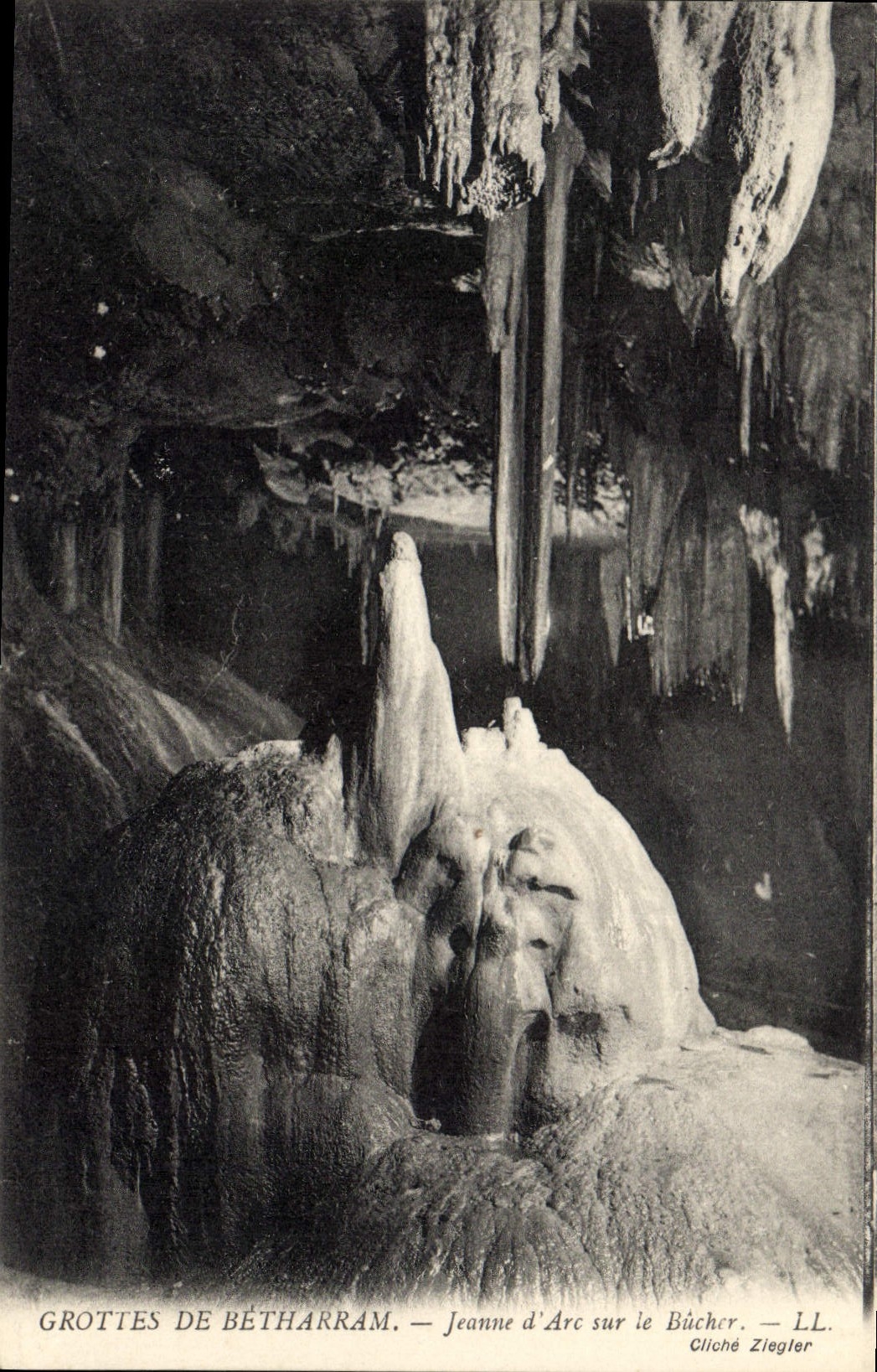 CPA Grottes de Betharram Jeanne d'Arc sur le Bucher 