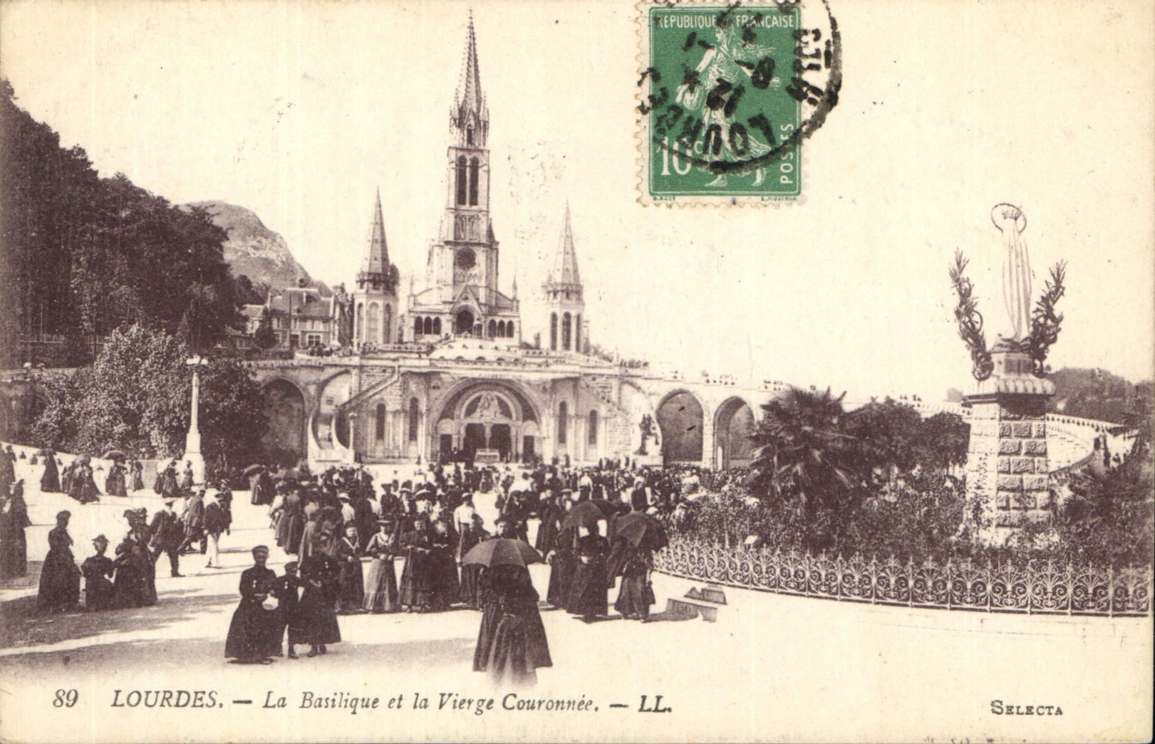 CPA Lourdes La Basilique et la Vierge Couronnee 
