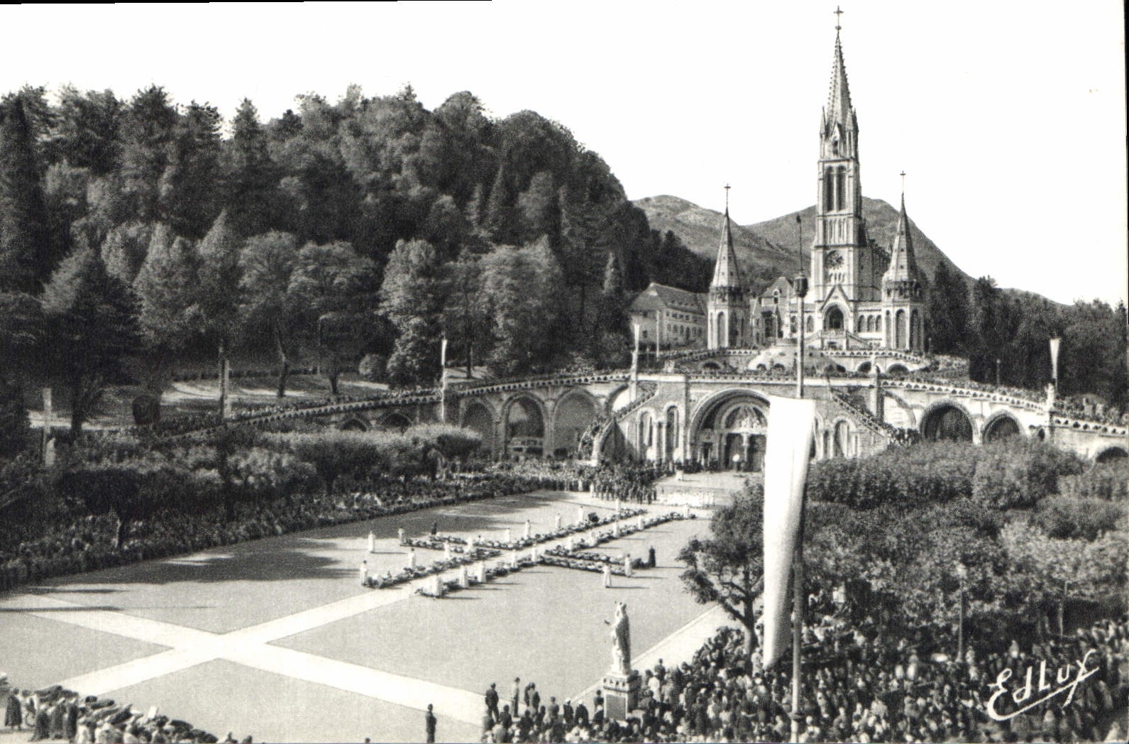 CPA Lourdes Les malades assistant au Chemin de Croix pendant le pelerinage du Rosaire 