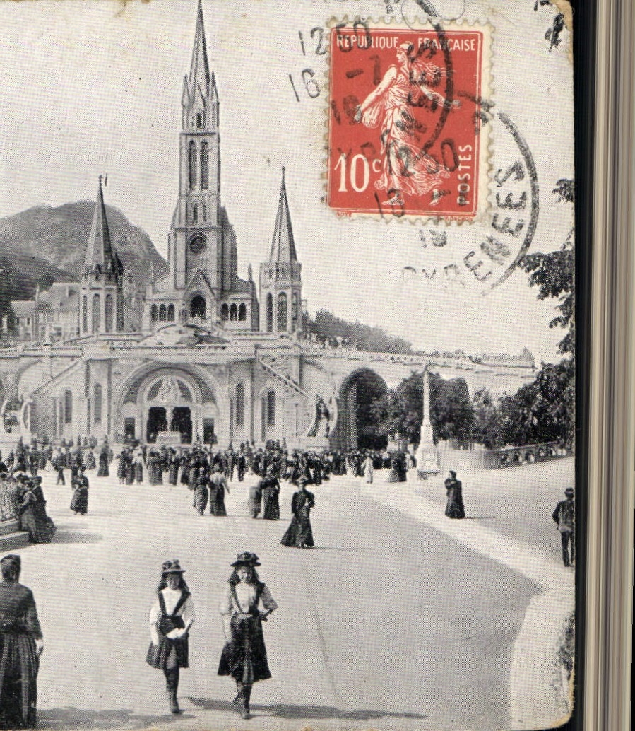 CPA Lourdes La place de la basilique
