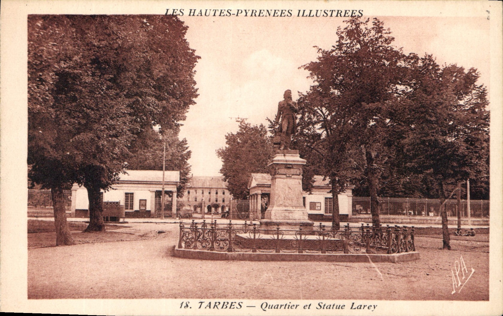 CPA Lourdes Quartier et Statue Larey 